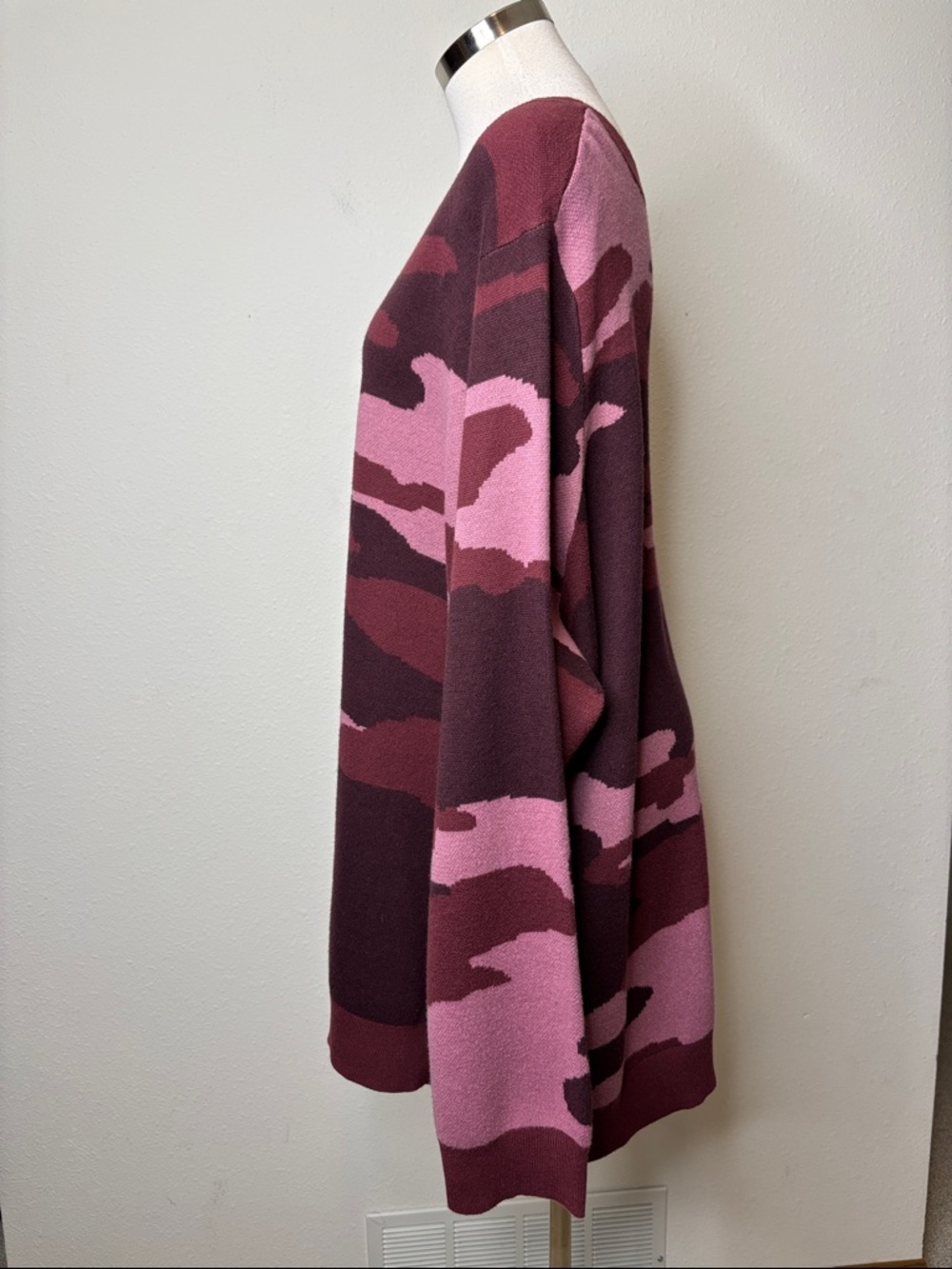 Belle by Kim Gravel size 2X Pink & Burgundy Camo V-Neck Sweater - Picture 6 of 7